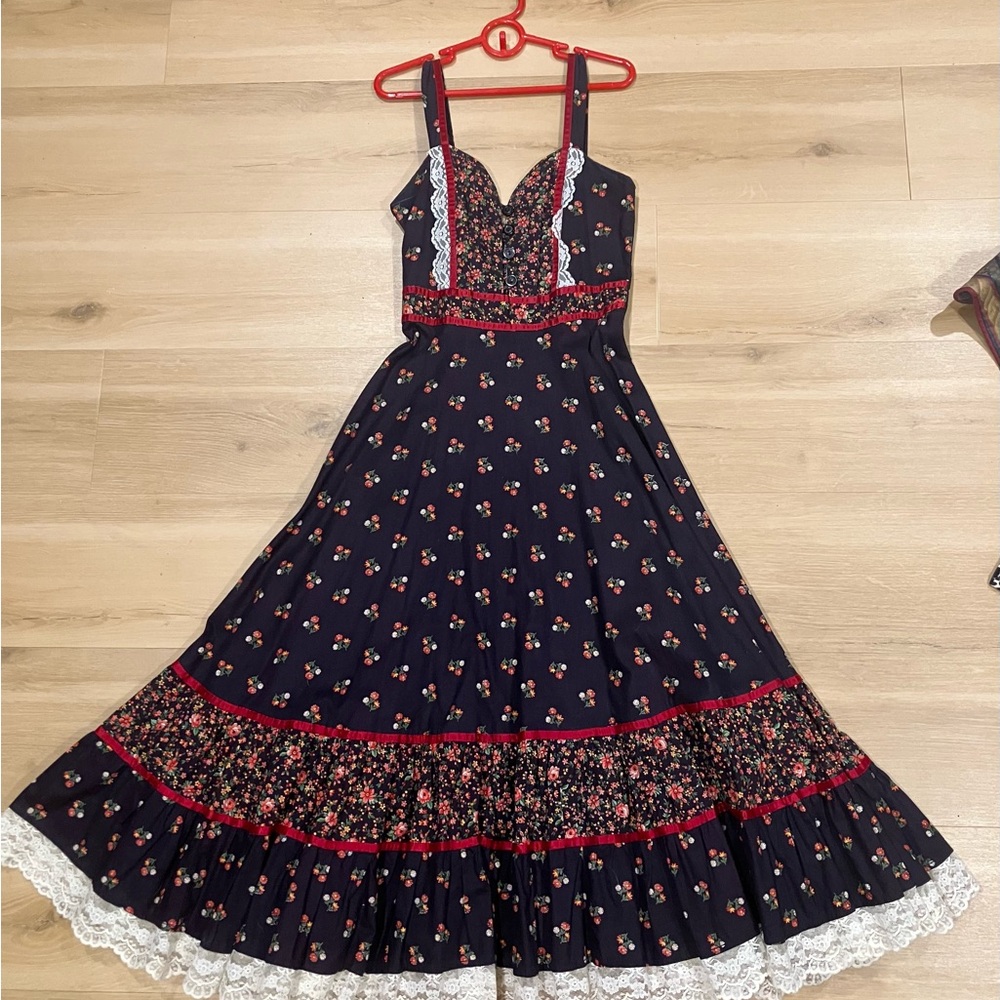 Beautiful Gunne Sax Floral Dress with Red and White Accents - Picture 2 of 9